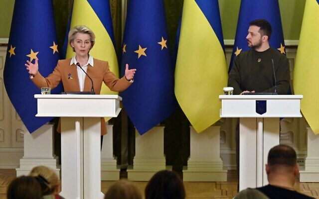Ukrainian President Volodymyr Zelensky and President of the European Commission Ursula von der Leyen give a joint press conference after talks in Kyiv on February 2, 2023. (Sergei SUPINSKY / AFP)