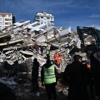 Rescuers carry out search operations through the rubble of collapsed buildings in Kahramanmaras, on February 7, 2023, a day after a 7.8-magnitude earthquake struck southeast Turkey. (Photo by OZAN KOSE / AFP)