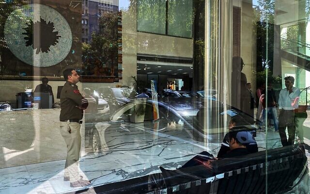 A police officer stands near the reception desk of the office building where Indian tax authorities raided BBC's office in New Delhi on February 14, 2023. (Uzair RIZVI / AFP)