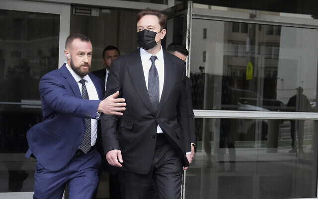Elon Musk, center, leaves a federal courthouse in San Francisco, February 3, 2023. (AP Photo/Jeff Chiu)