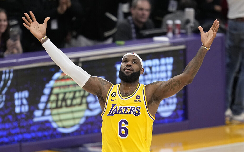 Video: LeBron James and his two sons seen putting in work at Lakers  practice facility - Lakers Daily