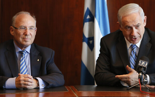Former Bank of Israel Governor Jacob Frenkel, left, and Prime Minister Benjamin Netanyahu at a press conference at the Knesset in Jerusalem, June 24, 2013. (Miriam Alster/Flash90)