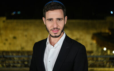 Channel 12 news reporter Yair Sherki at the Western Wall in the Old City of Jerusalem on October 4, 2022. (Arie Leib Abrams/Flash90)
