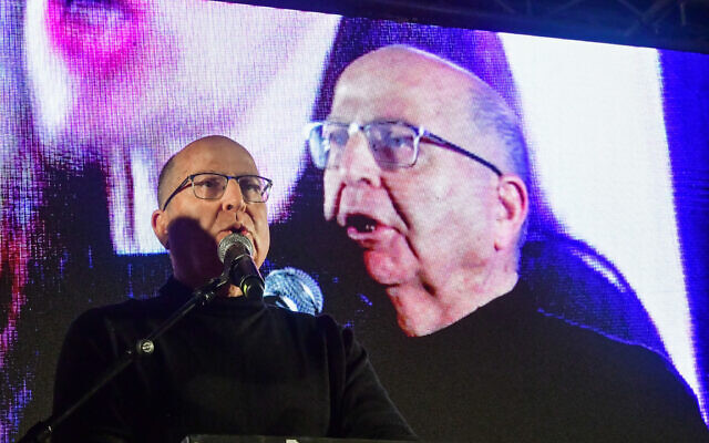 Former Israeli minister of defense Moshe Ya'alon speaks during a protest against the proposed changes to the legal system, in Tel Aviv, on January 21, 2023. (Avshalom Sassoni/Flash90)