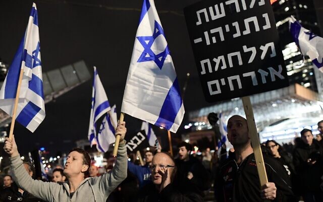 Israelis protest against the current Israeli government and its planned judicial overhaul, Tel Aviv, January 28, 2023. (Tomer Neuberg/Flash90)