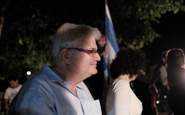 Ze'ev Raz speaks during a protest rally in central Tel Aviv, on November 28, 2015. (Tomer Neuberg/Flash90)