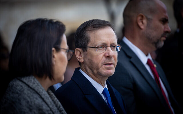 President Isaac Herzog (C) attends the funeral of former Knesset speaker Shevach Weiss, at Mount Herzl cemetery in Jerusalem on February 5, 2023. (Yonatan Sindel/Flash90)
