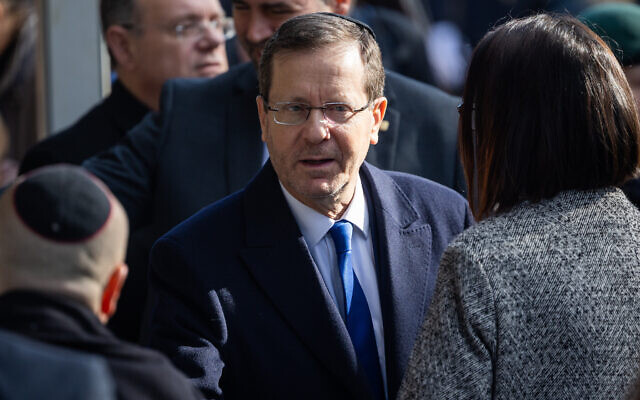 President Isaac Herzog attends the funeral of former Israeli parliament speaker Shevach Weiss at Mount Herzl Cemetery in Jerusalem on February 5, 2023. (Yonatan Sindel/Flash90)