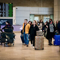 Passengers at the arrival hall in the Ben Gurion International airport near Tel Aviv on February 6, 2023. (Avshalom Sassoni/Flash90)
