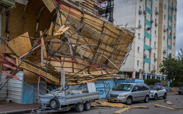 Rescue, medical teams and police at the scene where scaffolding collapsed after strong winds, in the southern Israeli city of Ashdod, February 6, 2023. (Flash90 )