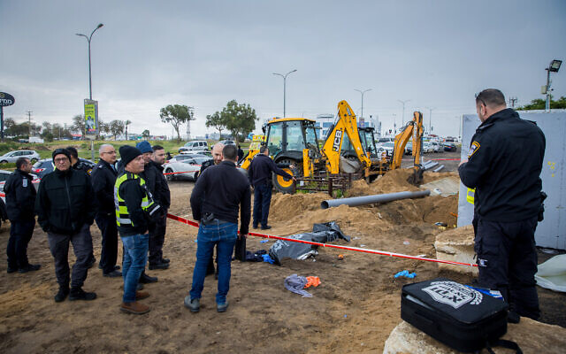 Rescue and medical teams at the scene at a fatal construction accident in Ashdod, February 8, 2023. (Flash90)