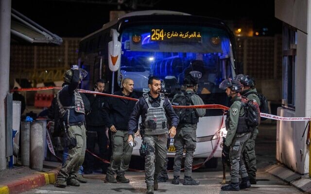 Police at the scene of a stabbing attack at a checkpoint near the Shuafat refugee camp in East Jerusalem. February 13, 2023.(Yonatan Sindel/Flash90)