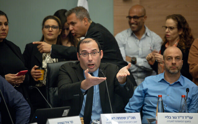 Chairman of the Knesset Constitution, Law and Justice Committee MK Simcha Rothman arguing during a committee hearing, February 13, 2023. (Yonatan Sindel/Flash90)