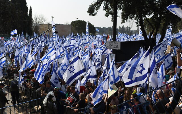 Demonstranter samlas mot regeringens rättsliga översynsplaner utanför Knesset, den 20 februari 2023. (Gili Yaari/Flash90)