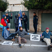 Anti-government protesters outside Economy Minister Nir Barkat's home in Jerusalem on February 22, 2023. (Erik Marmor/Flash90)