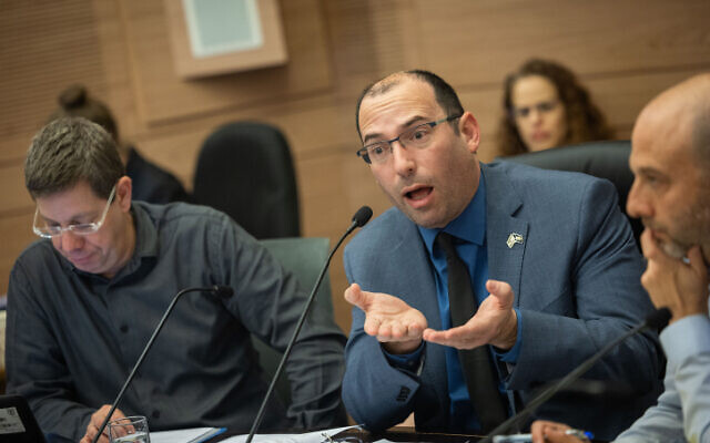 Chairman of the Knesset Constitution, Law and Justice Committee MK Simcha Rothman leads a committee hearing, February 14, 2023. (Yonatan Sindel/Flash90)