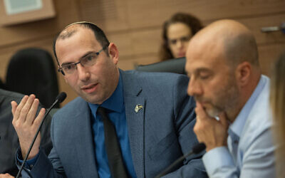 Simcha Rothman, head of the Knesset’s Constitution, Law and Justice Committee, leads a committee meeting at the Knesset on February 22, 2023. At right is the committee's legal adviser Gur Bligh (Yonatan Sindel/Flash90)