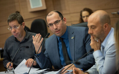 Chairman of the Knesset Constitution, Law and Justice Committee MK Simcha Rothman leads a committee hearing, February 22, 2023. (Yonatan Sindel/Flash90)