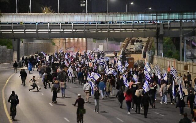 Israelis block the Ayalon Highway in Tel Aviv during a protest against the Israeli government's planned judicial overhaul, February 25, 2023. Photo by Tomer Neuberg/Flash90 *** Local Caption *** îçàä ðâã äøôåøîä äîùôèéú áøçåáåú ú"à
úì àáéá
äôâðä
ãâìé éùøàì
öòãä