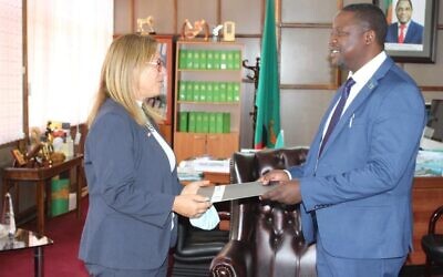 Israeli Ambassador to Zambia Ofra Farhi, left, presents her credentials to Zambian Foreign Miniser Stanley Kakubo, October, 2021. (Twitter. Used in accordance with Clause 27a of the Copyright Law)