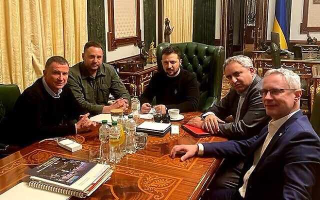 Likud MK Yuli Edelstein (L), Ukraine President Volodymr Zelensky (C) and National Unity MK Ze'ev Elkin meet in Kyiv on February 20, 2023. (Yuli Edelstein/Twitter)
