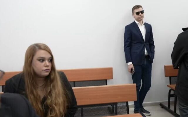Screen capture from video of Dana Cassidy, left, and Yair Netanyahu, right, in the Kfar Saba Magistrate's Court, February 1, 2023. (Walla. Used in accordance with Clause 27a of the Copyright Law)