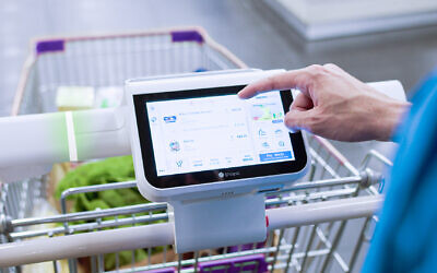 Israeli computer vision startup Shopic's clip-on device for smart grocery carts. (Courtesy)
