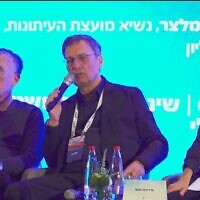 David Hodek (C) speaks at an Israel Bar Association conference on February 1, 2022. (Screen capture/Kan)