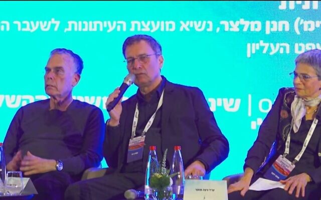 David Hodek (C) speaks at an Israel Bar Association conference on February 1, 2022. (Screen capture/Kan)