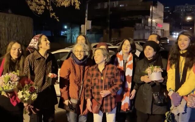 In a video posted to the Twitter account of Alieh Motalebzadeh on February 9, 2023, a group of Iranian women activists chant pro-protest slogans after being freed from Tehran's Evin prison. (Twitter screenshot; used in accordance with Clause 27a of the Copyright Law)