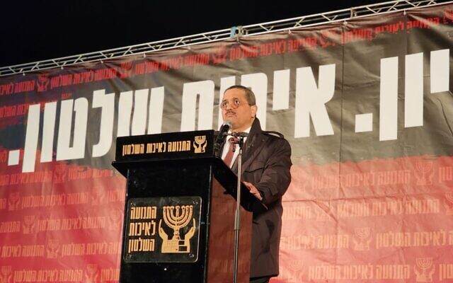 Former police chief Roni Alsheikh speaks at an anti-government protest in Tel Aviv, Febuary 4, 2023. (Courtesy/Movement for Quality Government in Israel)