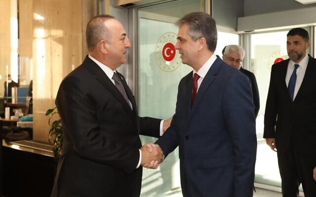 Foreign Minister Eli Cohen (R) is greeted by Turkey's Foreign Minister Mevlut Cavusoglu in Ankara, February 14, 2023 (Foreign Ministry)