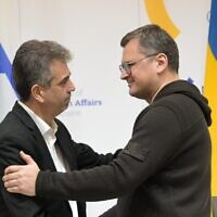 Foreign Minister Eli Cohen (L) shakes hands  with Ukrainian Foreign Minister Dmytro Kuleba in Kyiv, February 16, 2023 (Shlomi Amsalem/GPO)