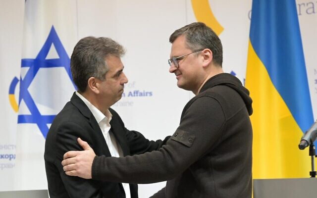 Foreign Minister Eli Cohen (L) shakes hands  with Ukrainian Foreign Minister Dmytro Kuleba in Kyiv, February 16, 2023 (Shlomi Amsalem/GPO)