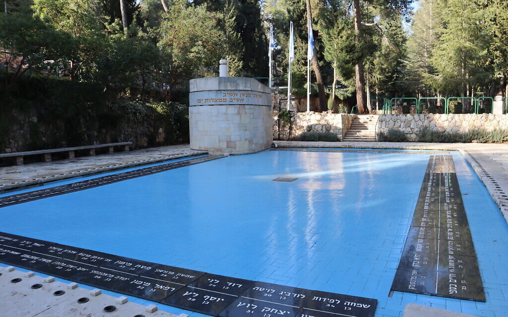 A monument dedicated to the victims of the SS Erinpura. (Shmuel Bar-Am)