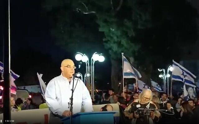 Omri Sharon speaks at an anti-government protest in Beersheba on February 25, 2023. (Screenshot)