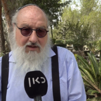 Former Israeli spy Jonathan Pollard speaks to the Kan public broadcaster at a memorial service for two brothers killed in a terrorist attack, Jerusalem, March 5, 2023. (Kan screenshot: Used in accordance with Clause 27a of the Copyright Law)