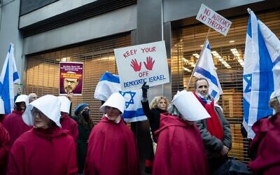 Israelis opposed to the governmnet's judicial overhaul protest outside the Tikvah Fund's offices in New York City, March 8, 2023. (Luke Tress/Times of Israel)