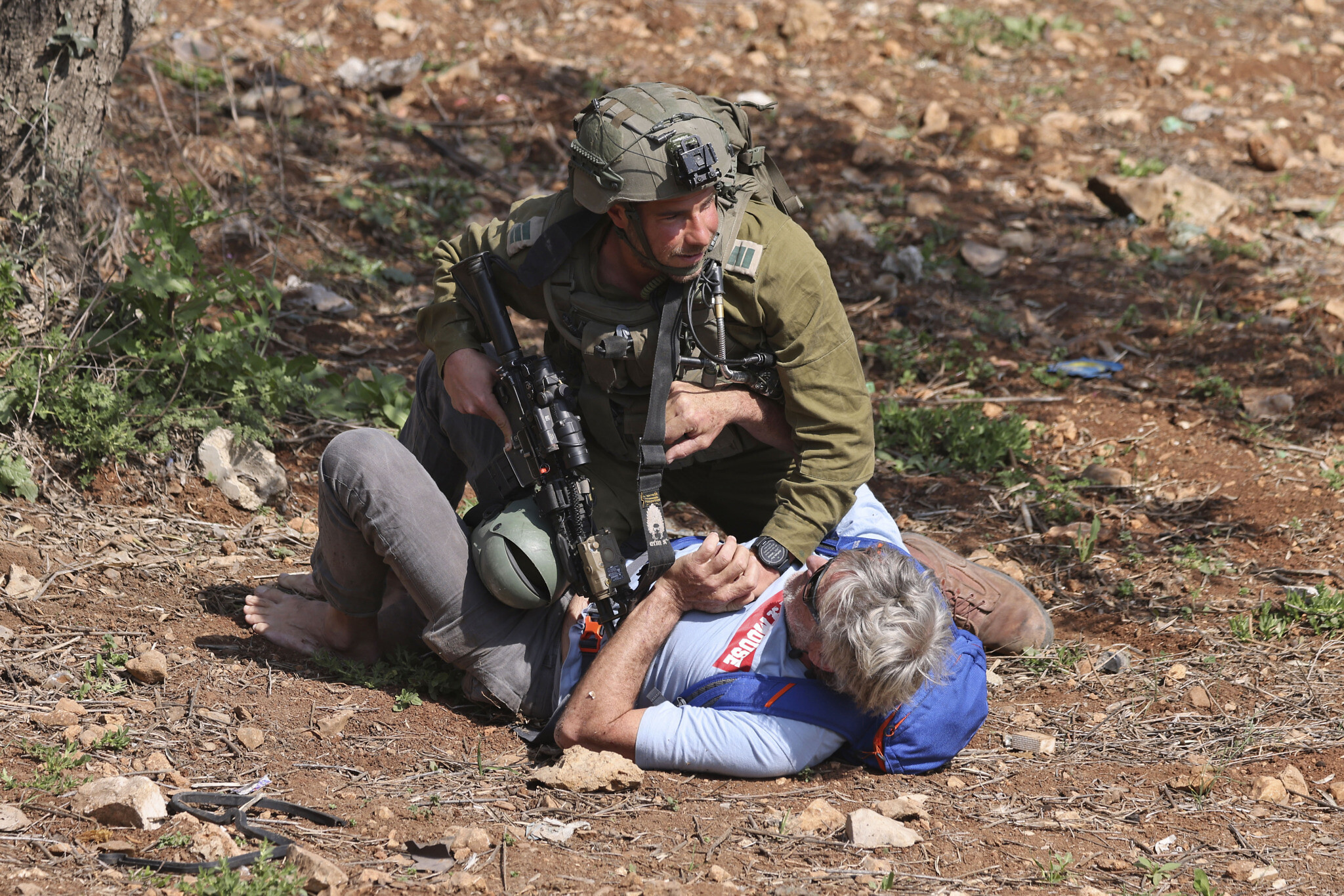 Izraeli békeaktivisták szolidaritási menetet tartottak a telepesek feldúlta palesztin faluban