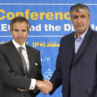 Head of the Atomic Energy Organization of Iran Mohammad Eslami (R) and International Atomic Energy Agency (IAEA) chief Rafael Grossi hold a press conference in Tehran on March 4, 2023.(ATTA KENARE / AFP)