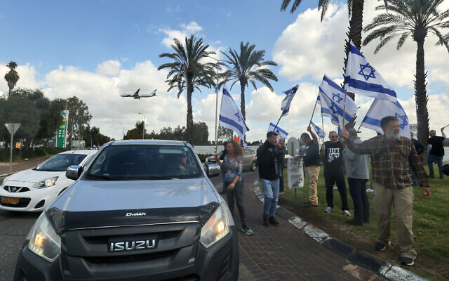 Israelis at an entrance to Ben Gurion Airport protest against the government's controversial judicial overhaul on March 9, 2023 (AHMAD GHARABLI / AFP)