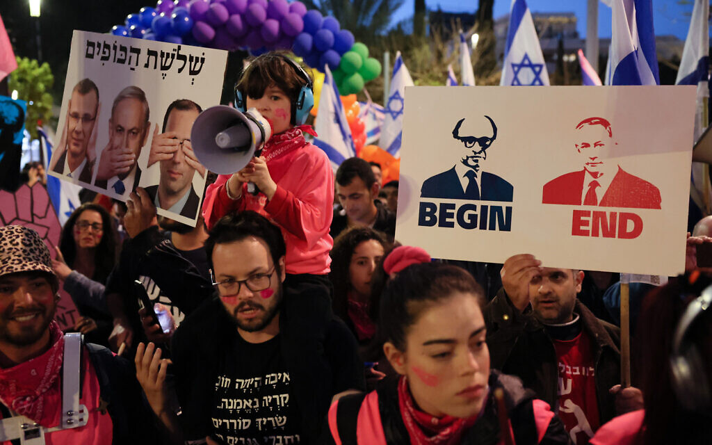 Protesters gather during a rally against the government's controversial judicial overhaul bill in Tel Aviv on March 18, 2023. (JACK GUEZ / AFP)
