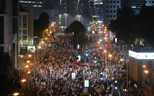 Tens of thousands of Israelis protest against plans by Prime Minister Benjamin Netanyahu's government to overhaul the judicial system, in Tel Aviv, March 4, 2023. (AP/Tsafrir Abayov)
