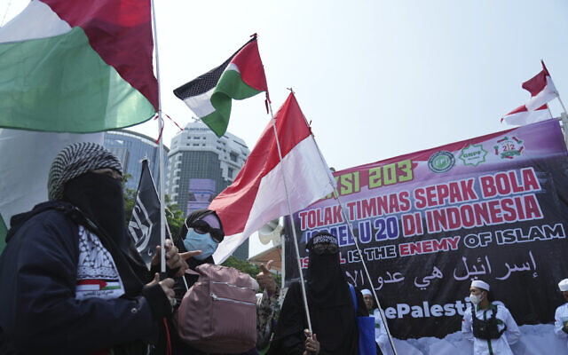Protesters march during a rally against Israel's participation in the FIFA World Cup Under-20s, Jakarta, Indonesia, March 20, 2023. (AP/Achmad Ibrahim)