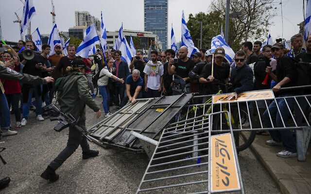 Scuffles between police and Israelis protesting against the judicial overhaul, Tel Aviv, March 23, 2023. (AP Photo/Ohad Zwigenberg)