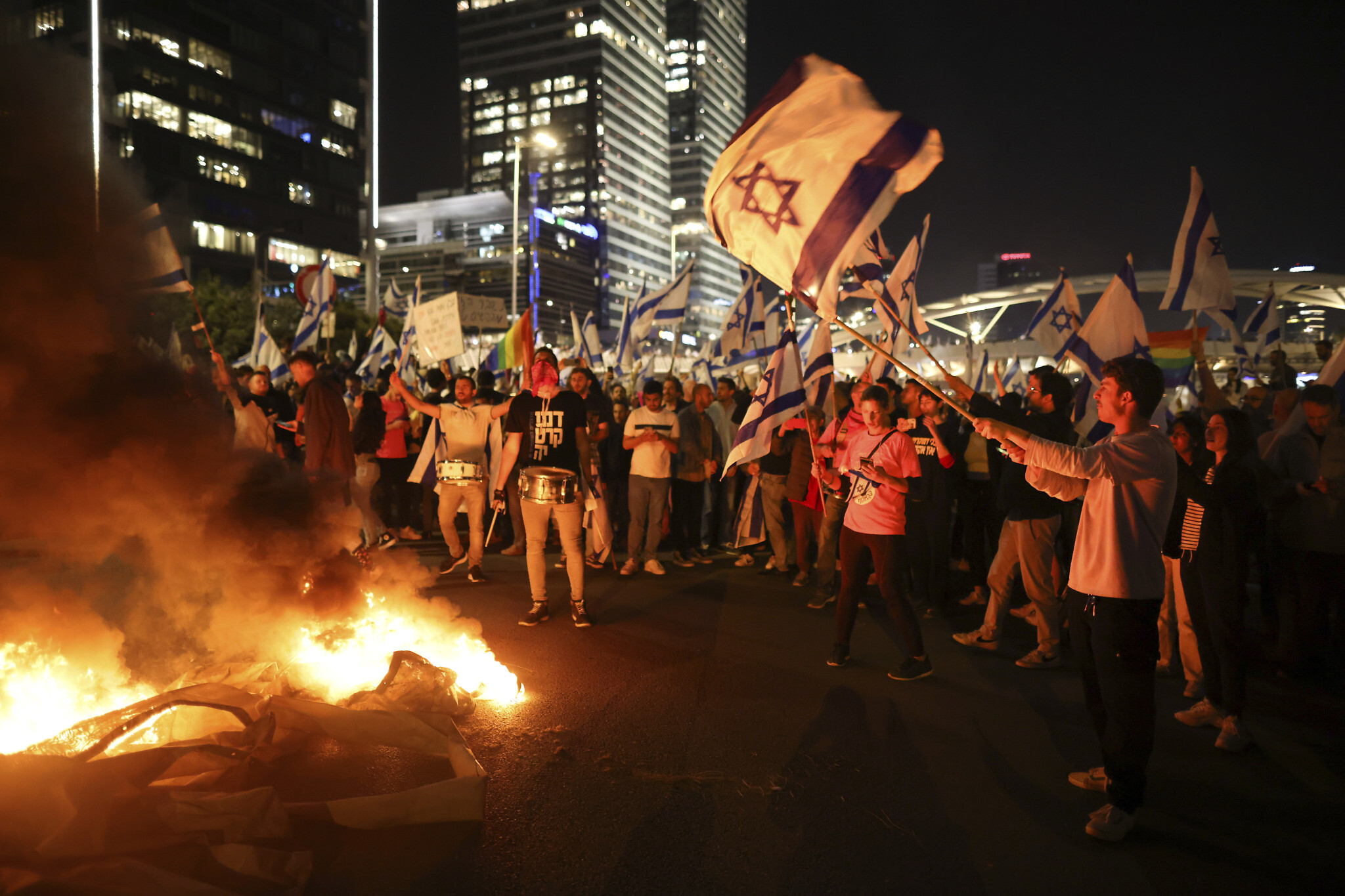 Netanyahu said to now back overhaul freeze; anti-riot police clear