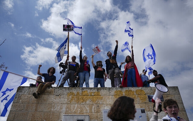 Israelis protest against Prime Minister Benjamin Netanyahu's judicial overhaul plan outside the parliament in Jerusalem, March 27, 2023. (AP Photo/Ariel Schalit)