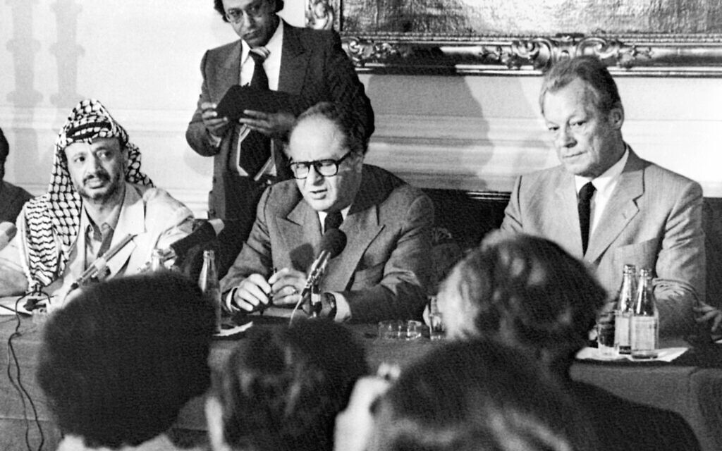 Yasser Arafat, left, Austrian chancellor Bruno Kreisky, and former West German chancellor Willy Brandt at a press conference after three days of talks on the Middle East situation in Vienna, July 11, 1979. (AP Photo)
