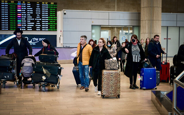 Passengers at the arrival hall in Ben Gurion Airport near Tel Aviv on February 6, 2023. (Avshalom Sassoni/Flash90)