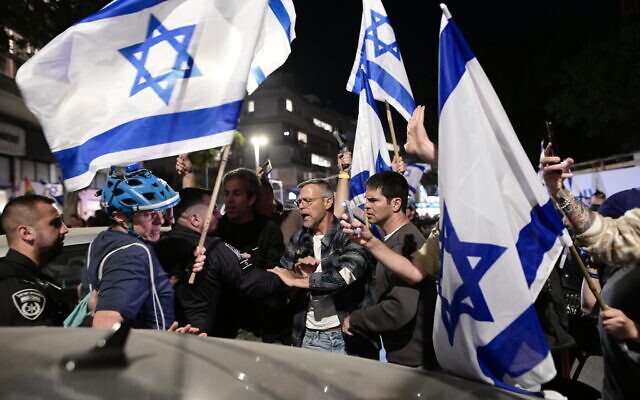 Police surround protesters gathering near a salon in Tel Aviv where Sara Netanyahu is inside on March 1, 2023. (Avshalom Sassoni/ Flash90)